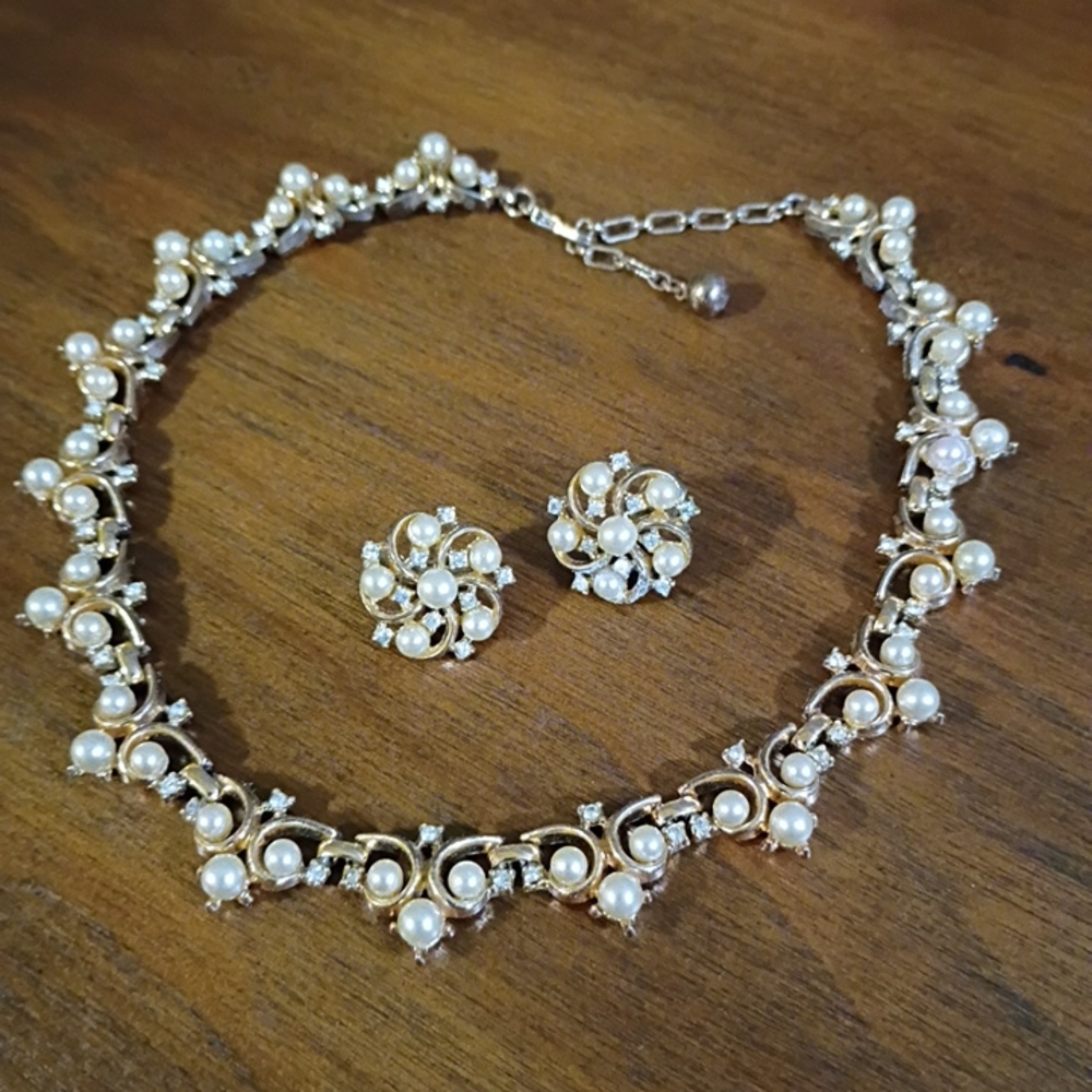 Vintage Crown Trifairi Faux Pearl Choker And Earrings Set.